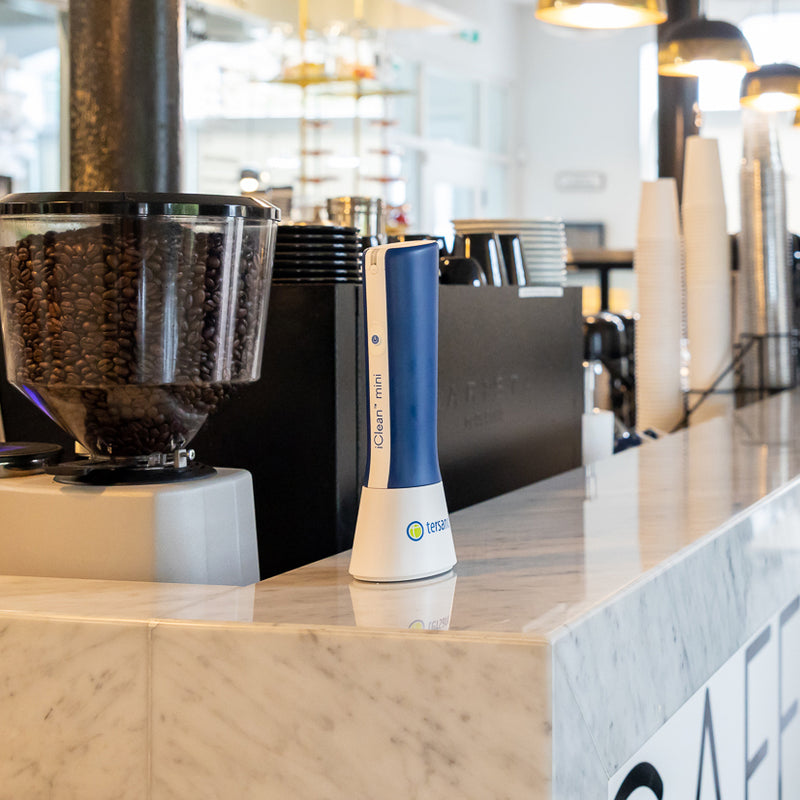 iClean mini con ozono acuoso en la barra de una cafetería
