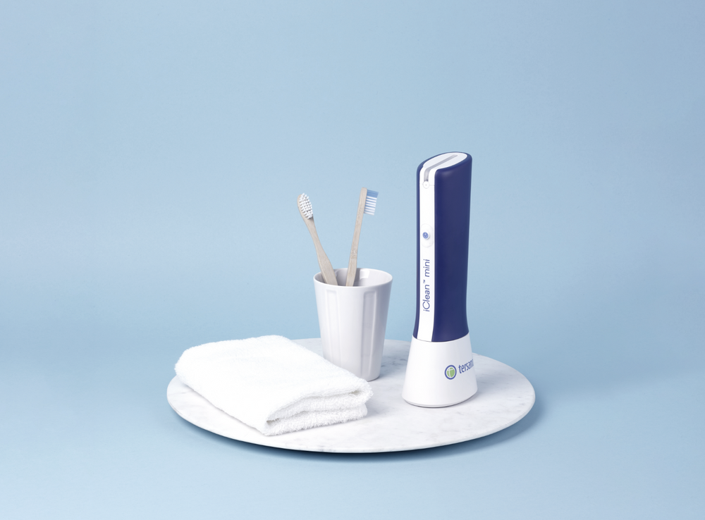 iClean mini junto a artículos del hogar